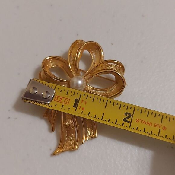Vintage Napier Textured Gold Tone Ribbon Bow with Faux Pearl Brooch Pin - Picture 7 of 7